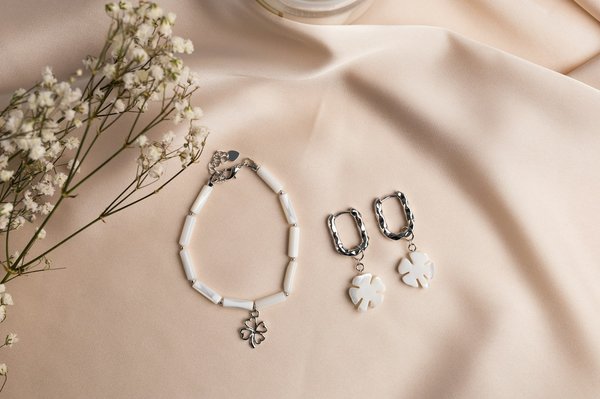 Comment choisir des bijoux délicats pour une tenue avec un haut à col roulé?