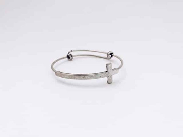 Comment porter un bracelet large avec une montre élégante sans surcharger le poignet ?